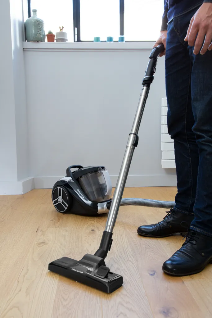 Rowenta Compact Power XXL-Bodenstaubsauger RO4825 Schwarz/grau 10 Rowenta Compact Power XXL-Bodenstaubsauger RO4825 Schwarz/grau – Bild 10